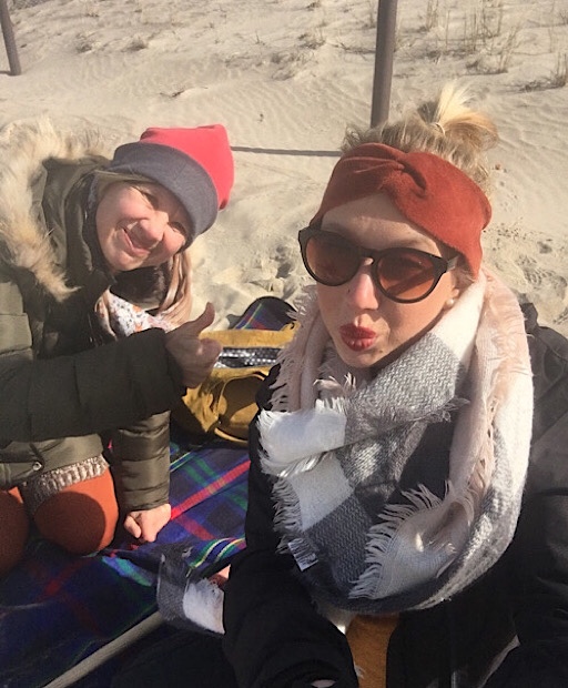 Jahresrückblick 2021: Junge Frau und Mutter sitzen zum Picknick am Strand