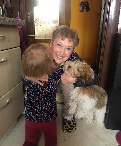 Jahresrückblick 2021: Oma, Enkelin und Hund umarmen sich