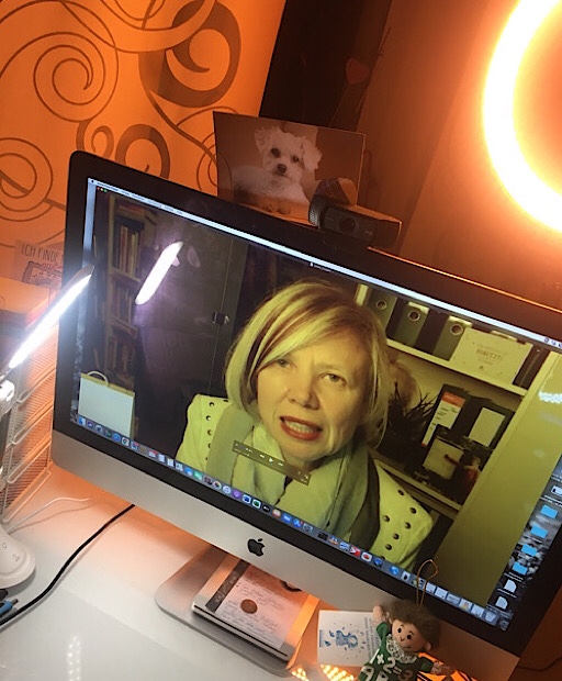 PC Bildschirm mit Frau in grüner Jacke im Zoom-Meeting zum ersten Mal im Jahresrückblick 2021