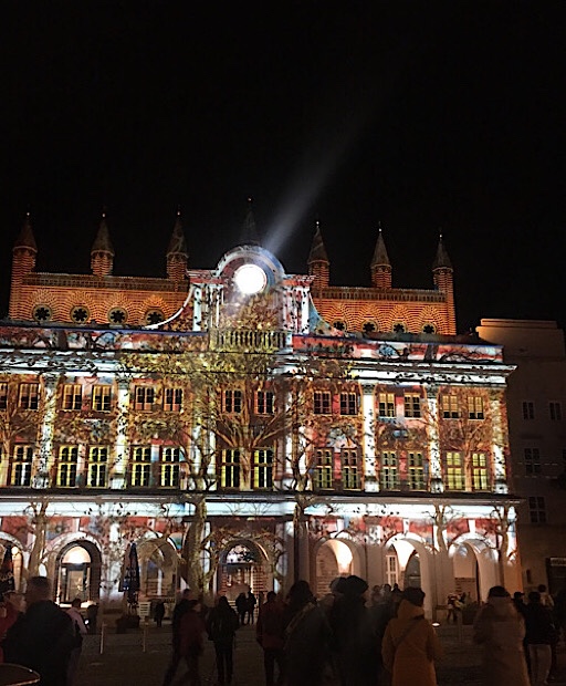 Rostocker Rathaus mit bunten Lichtern angestrahlt