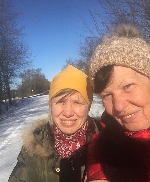 Jahresrückblick 2021: zwei Frauen im Vordergrund, schneebedeckter Feldweg im Hintergrund