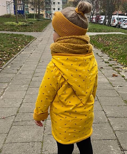Kind in der Rückenansicht mit selbstgenähter senfgelber doppellagig genähter Jacke mit Zipfelmütze im Jahresrückblick 2021