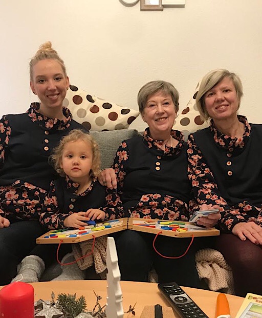 Jahresrückblick 2021: Vier Generationen sitzen auf dem Sofa und tragen alle das gleiche Sweatshirt