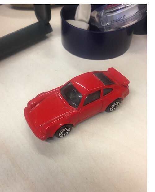 rotes Matchboxauto auf dem Schreibtisch
