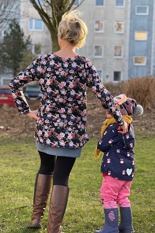 Frau im selbstgenähten Doppelshirt und vierjähriges Kind