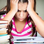 Mädchen wütend bei den Hausaufgaben ohne Motivation