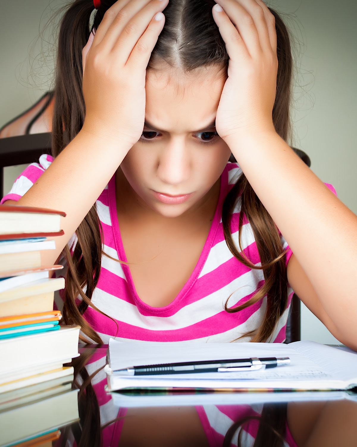 Mädchen wütend bei den Hausaufgaben ohne Motivation
