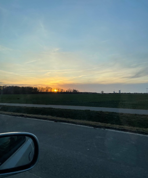 Sonnenuntergang aus dem Auto heraus betrachtet