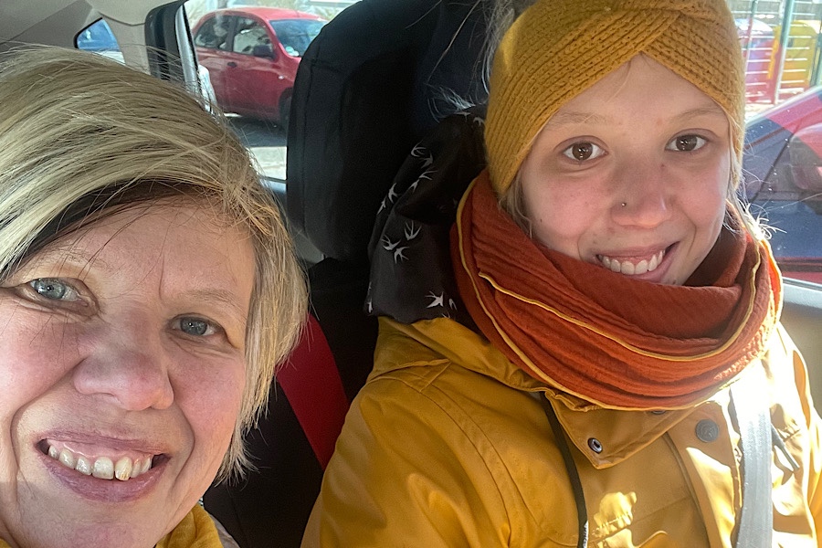 zwei Frauen auf dem Fahrer und Beifahrersitz im Opel Astra vor der gemeinsamen Fahrt