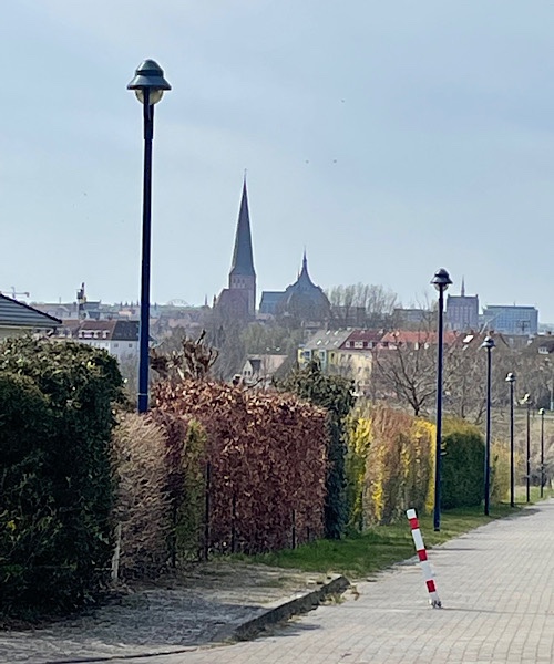 Blick auf die Silhouette mit der Marienkirche von Rostock
