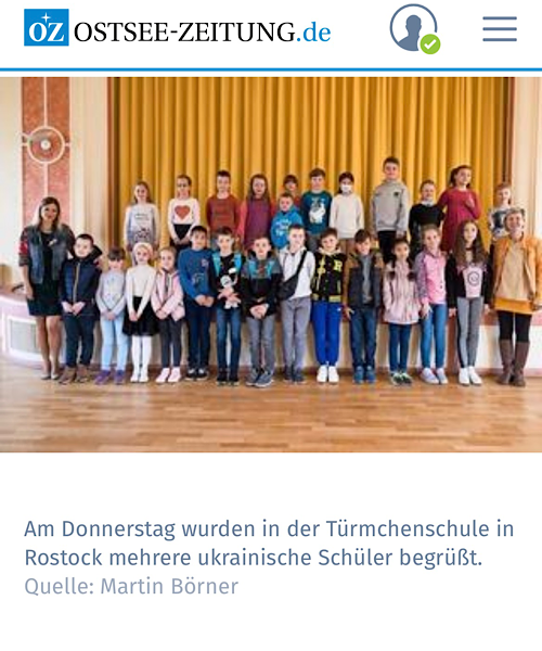 Ukrainische und deutsche Mädchen und Jungen der 1.-4. Klasse mit der Schulleiterin und Dolmetscherin