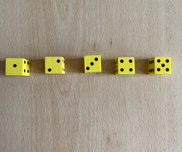 5 gelbe Würfel nebeneinander geordnet mit den Würfelbildern 1 bis 5 verhindern zählendes Rechnen