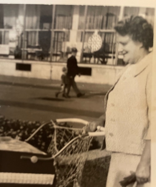 Frau, Anfang 60, schiebt stolz einen Kinderwagen