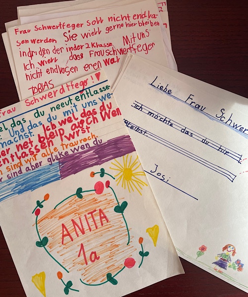 bunt geschriebene Brief von Kindern der 1. Klasse an ihre Lehrerin