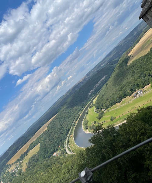 Flusslauf der Elbe von oben, rechts und links grüne Wälder