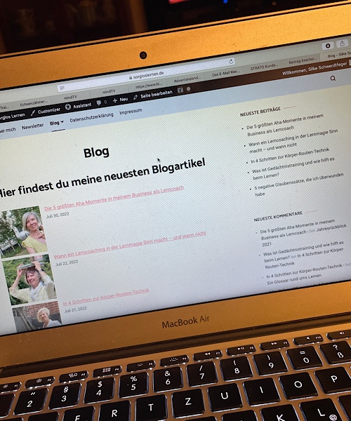MacBookAir geöffnet mit der Seite Sorgloslernen.de und der Übersicht der zuletzt veröffentlichten Blogartikel