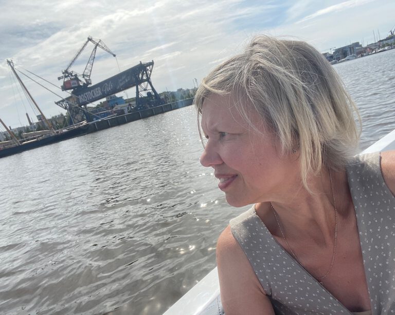 blonde Frau im Boot auf dem Fluß Warnow