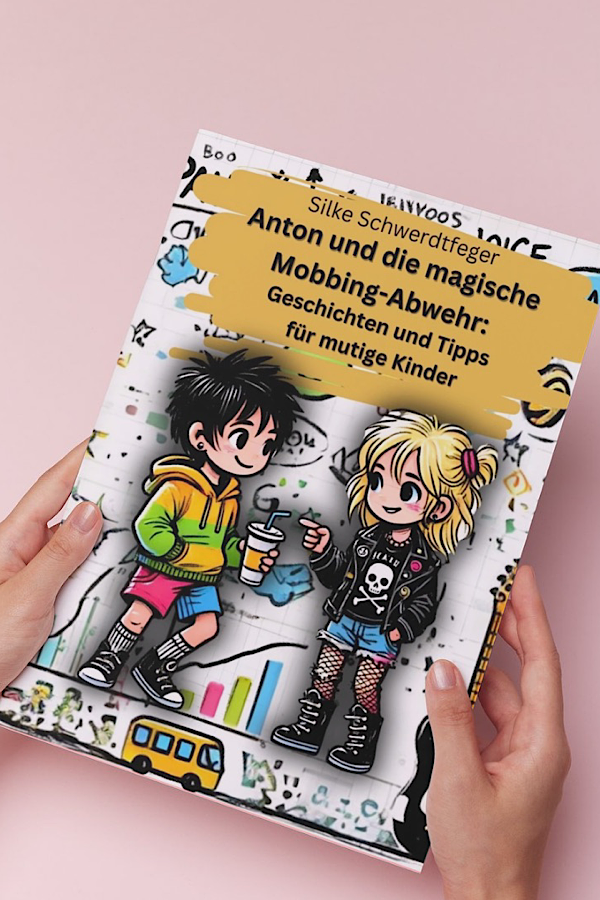 jemand hält das Buch Anton und die magische Mobbing-Abwehr in den Händen