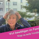 Wut bewältigen im Familienalltag, blonde Frau greift sich wütend in die Haare