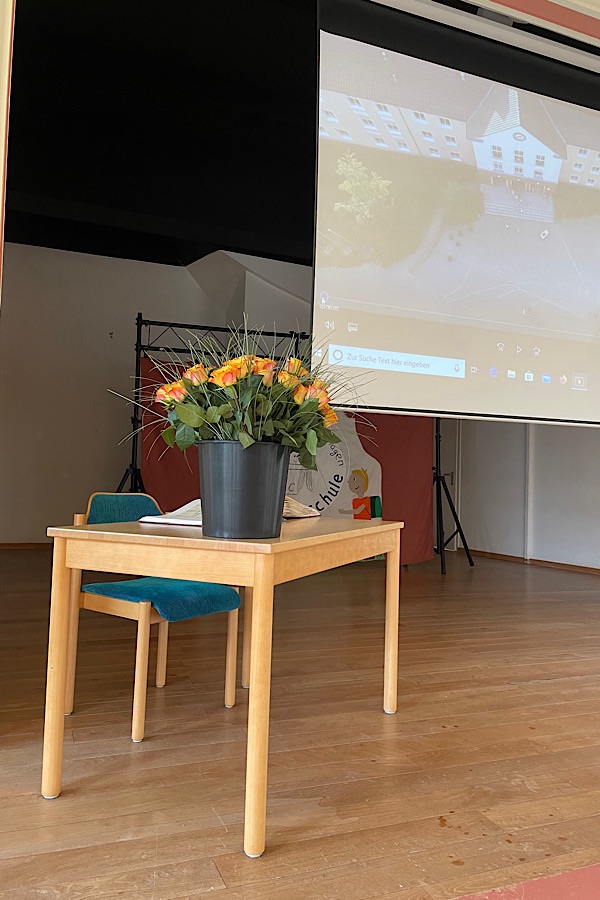 Bühne in der Aula mit Blumen zur Verabschiedung der Schüler der vierten Klassen am Ende der Grundschulzeit