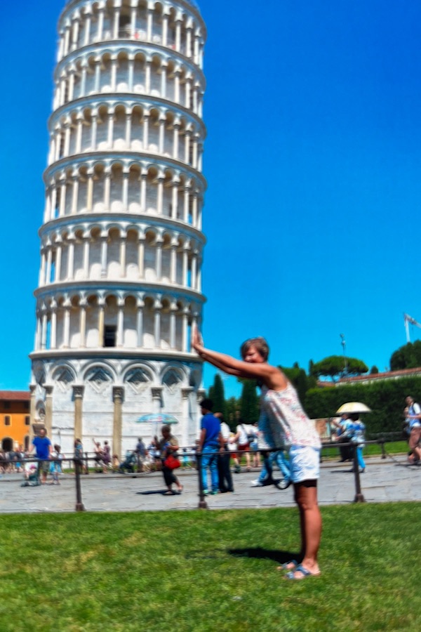 schiefer Turm von Pisa wird gehalten von einer blonden Frau