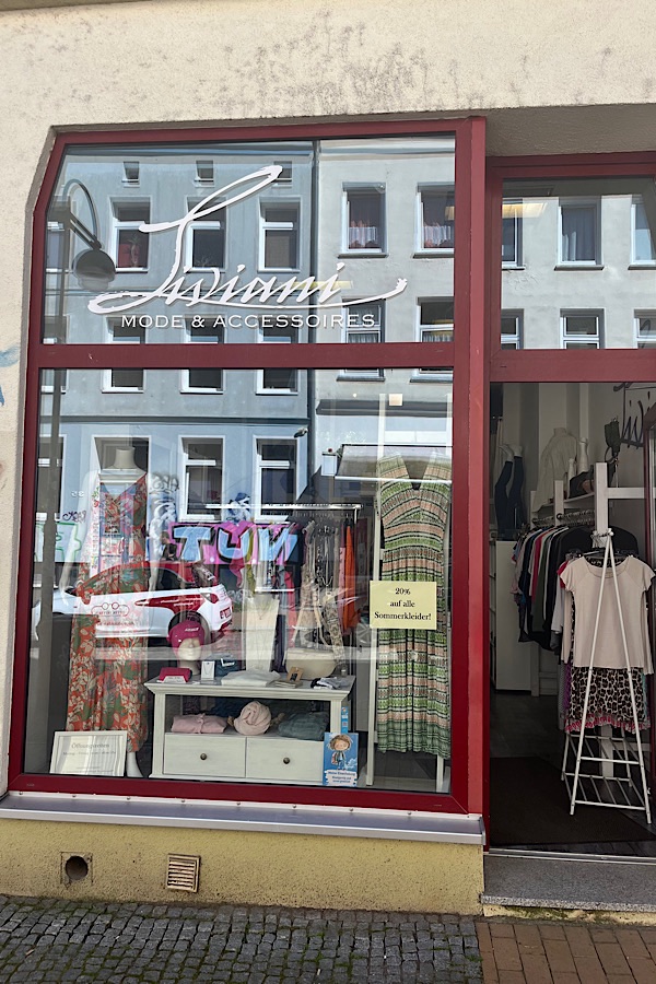 Das Buch "Meine Einschulung: Einzigartig und unvergesslich" ist ausgestellt im Schaufenster von Liviani - Mode & Accessoires in der KTV in Rostock