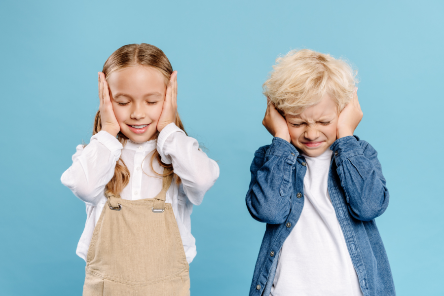 Kinesiologische Reflextherapie und frustrierte Kinder, die sich die Ohren zuhalten