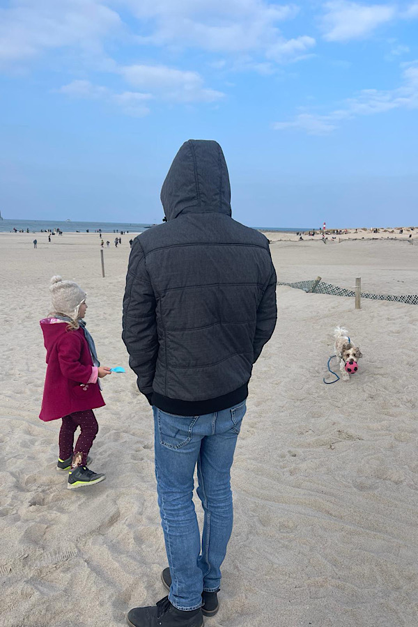 Warum ich als Lern- und Familiencoach mit den Eltern arbeite:Vater und Kind alleine am Strand