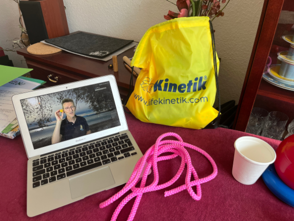 gelber Beutel mit der blauen Aufschrift Life Kinetik, Seil, Auffangbecher als Materialien für Life Kinetik