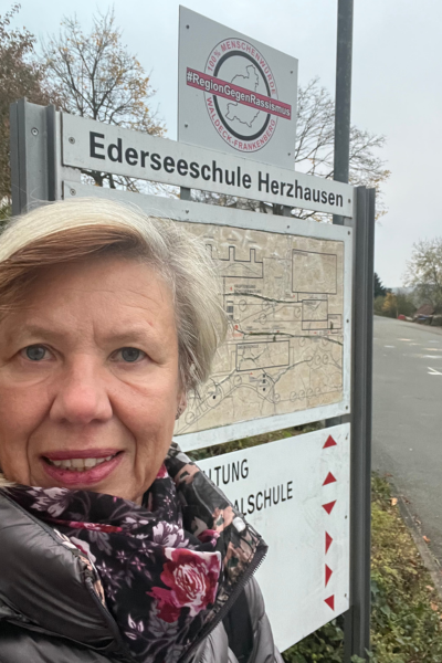 blonde Frau vor der Schule am Edersee