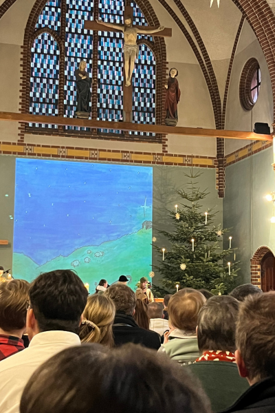 Monatsrückblick Dezember 2024; Blick auf den Weihnachtsbaum in der Kirche