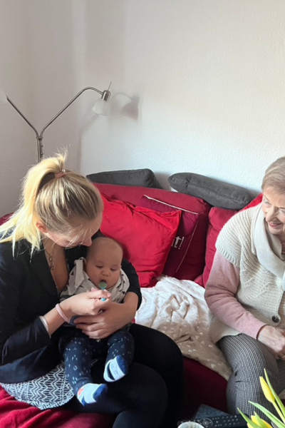 blonde Frau füttert fünfmonatiges Baby