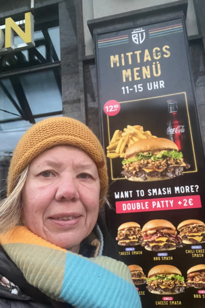 12 von 12 im Januar 2025; Frau mit Mütze und Schal steht vor Burger Vision