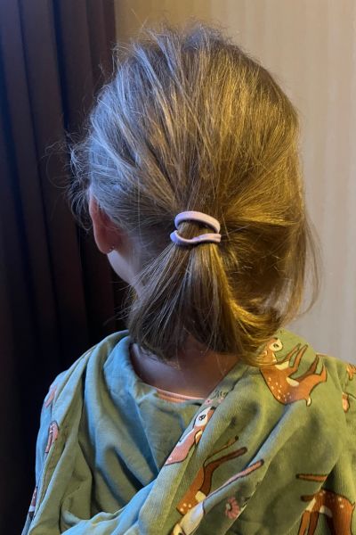 100 Dinge im Familienalltag: blondes Mädchen mit einem Pferdeschwanz