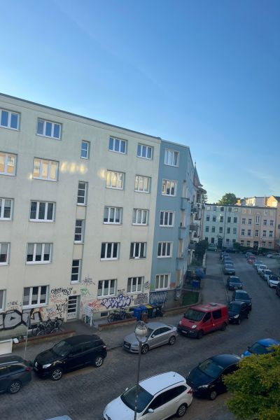 12 von 12 im Mai - Blick in die Straße am frühen morgen, Häuser in der Morgensonne, blauer Himmel