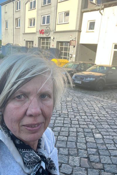 12 von 12 im Mai - blonde Frau steht vor der Autowerkstatt