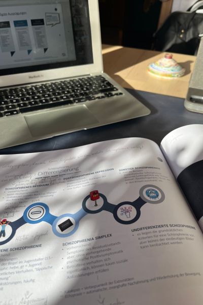 12 von 12 im Mai - Lehrbuch für die Heilpraktikerausbildung und Laptop befinden sich auf dem Tisch