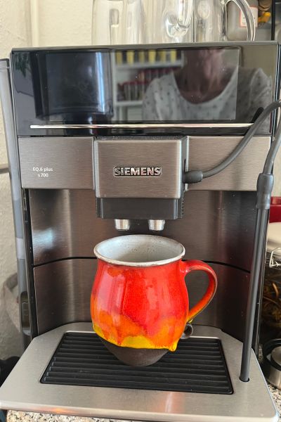 12 von 12 im Mai - rote Tasse steht bereit für einen Milchkaffee frisch aus der Maschine