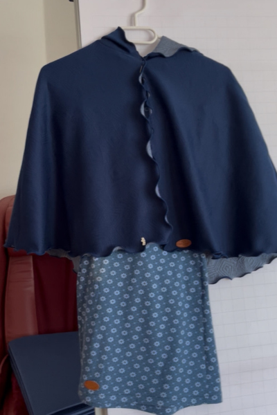 Monatsrückblick April 2025: selbstgenähtes blaues Kleid und passendes dunkelblaues Cape