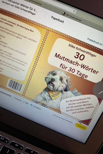 Buchcover des Buches: 30 Mutmach-Wörter für 30 Tage
Ein Mitmachbuch für Kinder und Eltern mit 30 starken Worten, die Mut machen, stärken und verbinden