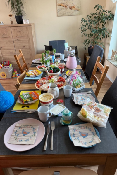 Monatsrückblick April 2025: ein liebevoll gedeckter Ostertisch für die Familie