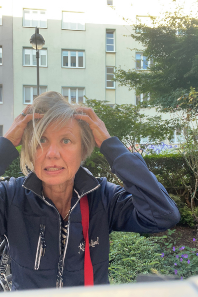 Kindergefühle begleiten: blonde Frau greift sich verzweifelt in die Haare