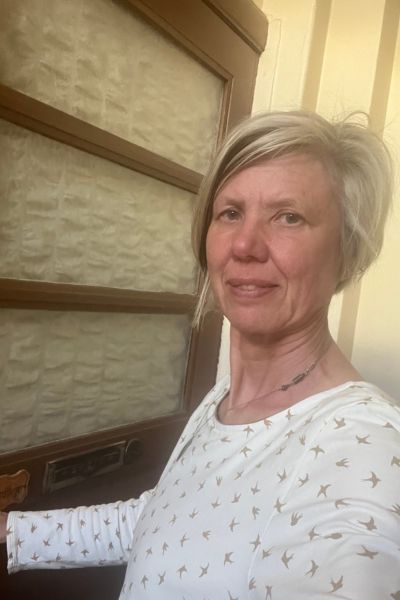 12 von 12 im Mai - blonde Frau im hellen Shirt steht vor einer braunen Wohnungstür mit Fensterscheiben