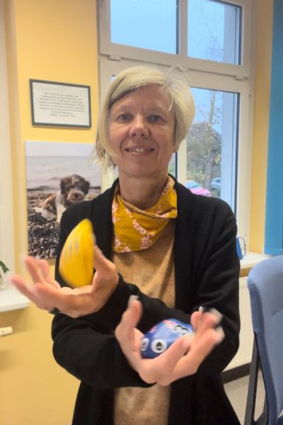 Energiequellen im Alltag: blonde Frau im blauen Life Kinetik Shirt spielt den Parallelball