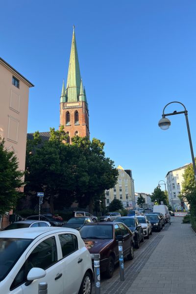 12 von 12 im Juni: blauer Himmel früh morgens um 6:00 Uhr in Rostock mit dem Kirchturm der Heiligen-Geist-Kirche im Hintergrund