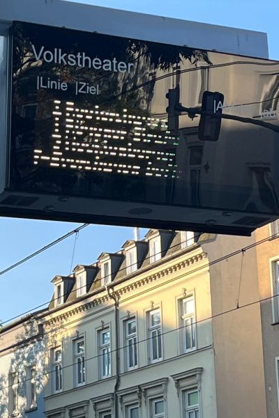12 von 12 im Juni: Anzeige der Abfahrtszeiten der Straßenbahnen