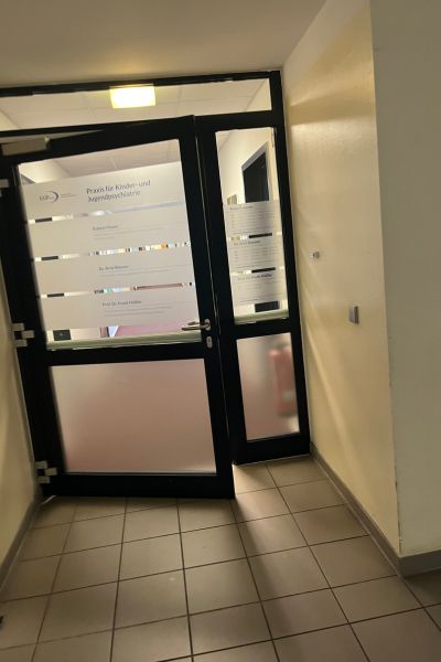 12 von 12 im Juni: Die Tür eines Arztes öffnet sich.