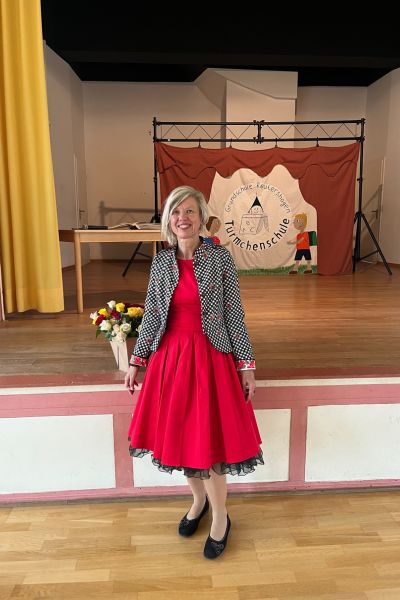 Montatsrückblick Juli 2025; Frau im roten Kleid mit schwarzen Petticoat 