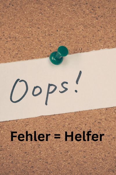 Fehlerkultur Familie: Korkwand mit der Aufschrift Oops! und Fehler = Helfer