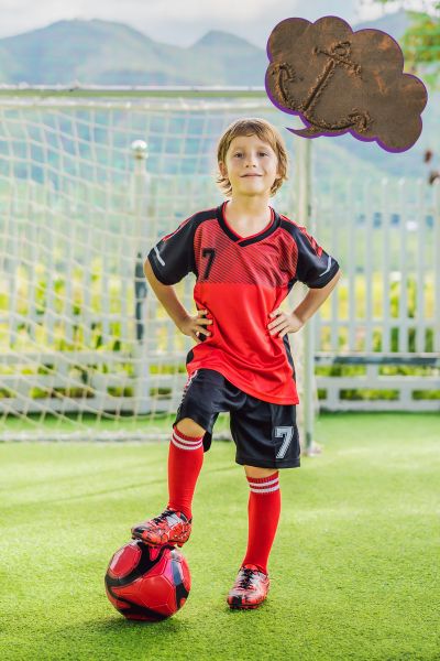 EMDR Ressourcenanker; Junge in Fußballkleidung mit einem Fußball unter dem rechten Fuß steht sicher vor dem Tor; er denkt an einen Anker